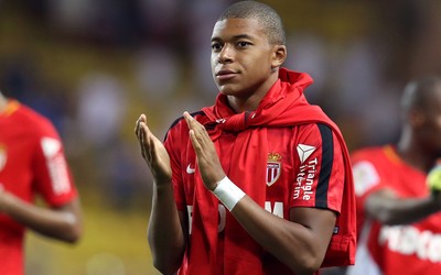 熊猫电竞热评-伊拉克队赛后累瘫在草地上