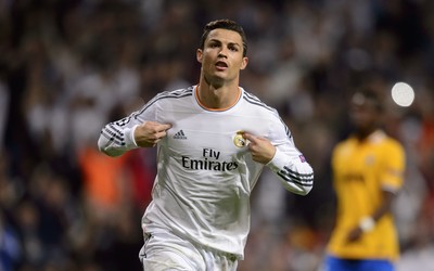 熊猫电竞热评-克瓦拉茨赫利亚与队友撞墙配合