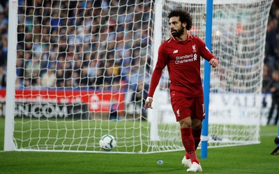 熊猫电竞评论-努涅斯头球中横梁弹回砸自己脸上